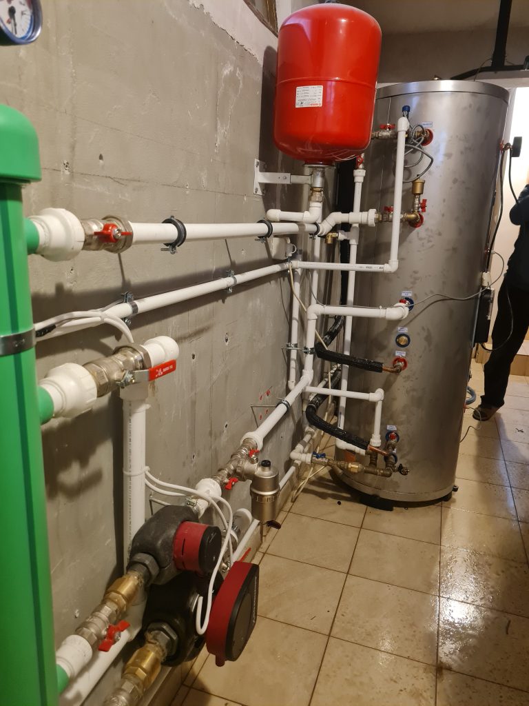 Instalație termică cu boiler, vas de expansiune și pompe de circulație, executată de Rominstal
