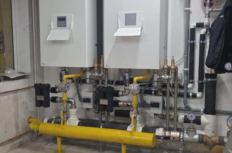 Camera tehnica cu centrala termica, puffer, vas de expansiune si distribuitoare, executata de Rominstal