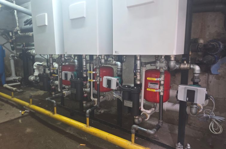 Camera tehnica cu centrala termica, puffer, vas de expansiune si distribuitoare, executata de Rominstal