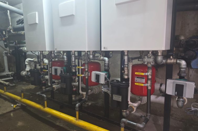Camera tehnica cu centrala termica, puffer, vas de expansiune si distribuitoare, executata de Rominstal