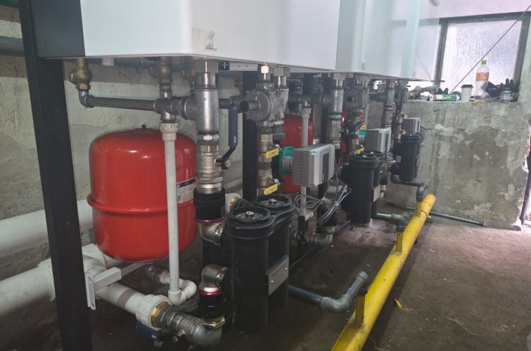 Camera tehnica cu centrala termica, puffer, vas de expansiune si distribuitoare, executata de Rominstal