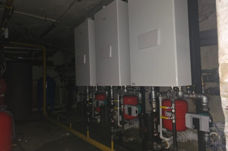 Camera tehnica cu centrala termica, puffer, vas de expansiune si distribuitoare, executata de Rominstal