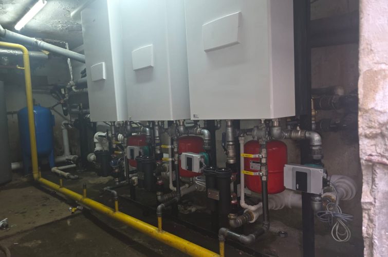 Camera tehnica cu centrala termica, puffer, vas de expansiune si distribuitoare, executata de Rominstal