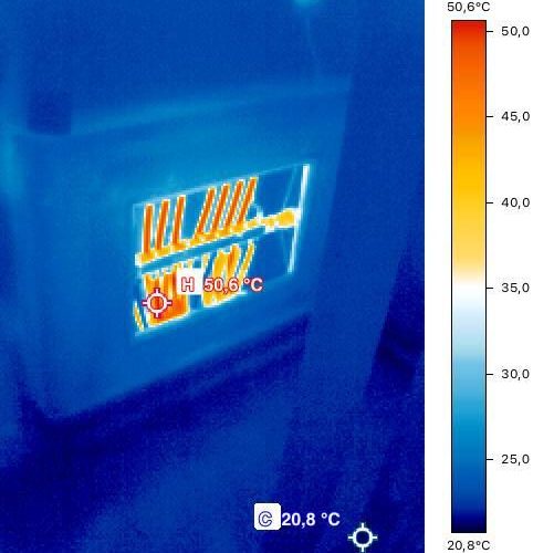 Termografie: calorifer in care agentul termic circula doar prin cateva canale, restul panoului ramane rece