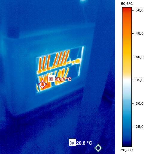 Termografie: calorifer în care agentul termic circulă doar prin câteva canale, restul panoului rămâne rece