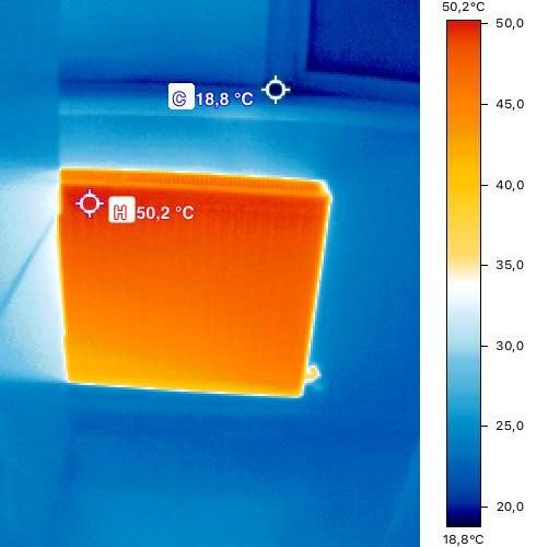 Termografie: calorifer care se incalzeste uniform pe toata suprafata, 50,2 grade Celsius