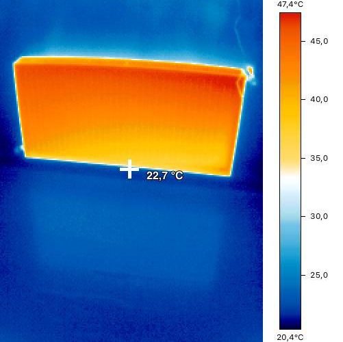 Termografie: calorifer cu distributie uniforma a caldurii, 47,4 grade Celsius