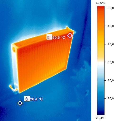 Termografie: calorifer cu circulație completă a agentului termic, 50,6 grade Celsius pe toată suprafața