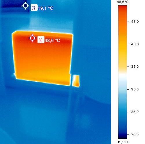 Termografie: calorifer cald pe cea mai mare parte a panoului, cu o zona rece in coltul de jos