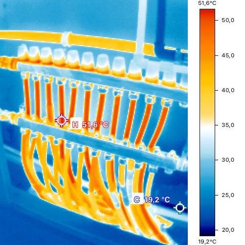 Termografie: distribuitor de incalzire in pardoseala cu debitmetre si bucle de circuit calde uniform, 51,6 grade Celsius