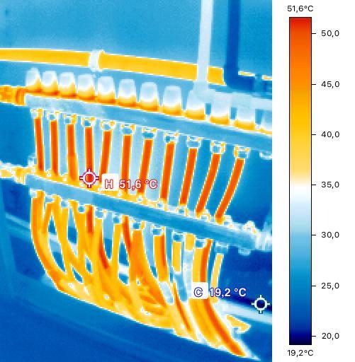 Termografie: distribuitor de încălzire în pardoseală cu debitmetre și bucle de circuit calde uniform, 51,6 grade Celsius